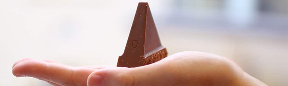 Mondelez Hungária csokoládét tartó kéz